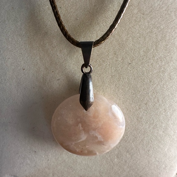 Round Flower Agate Pendant Necklace - Picture 1 of 6